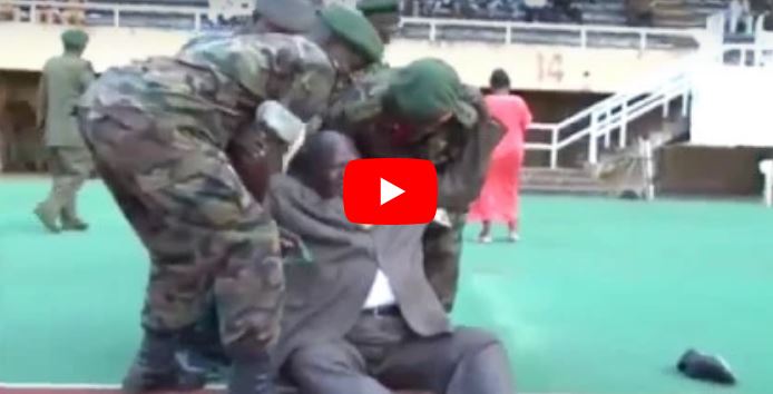 بالفيديو.. مسؤول أفريقي يتعرض لموقف محرج على الهواء أمام مؤيديه