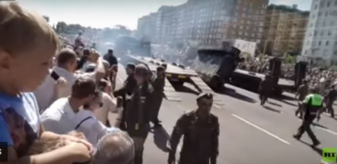 لحظة انقلاب دبابة في عرض عسكري روسي يحضره بوتين