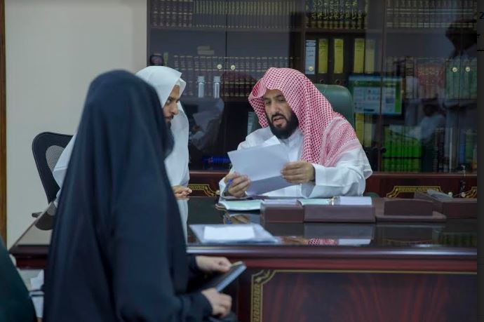 بالصور.. الصمعاني يُطلق ناجز ويتفقّد خدمة المستفيدين في محاكم الأحساء