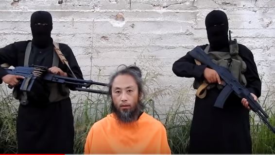 بالفيديو.. صحفي ياباني في يد القاعدة يتوسل المساعدة