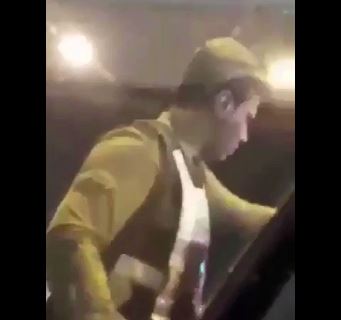 توقيف سائق ومرافقتيه في مكة بعد فيديو “ دق على عمتك”