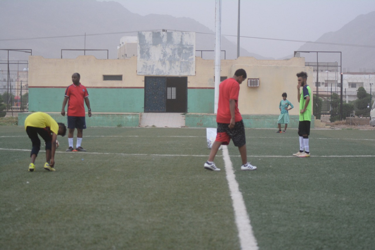 بالصور ..فريق درجة الناشئين بنادي الشهيد يواصل تدريباته