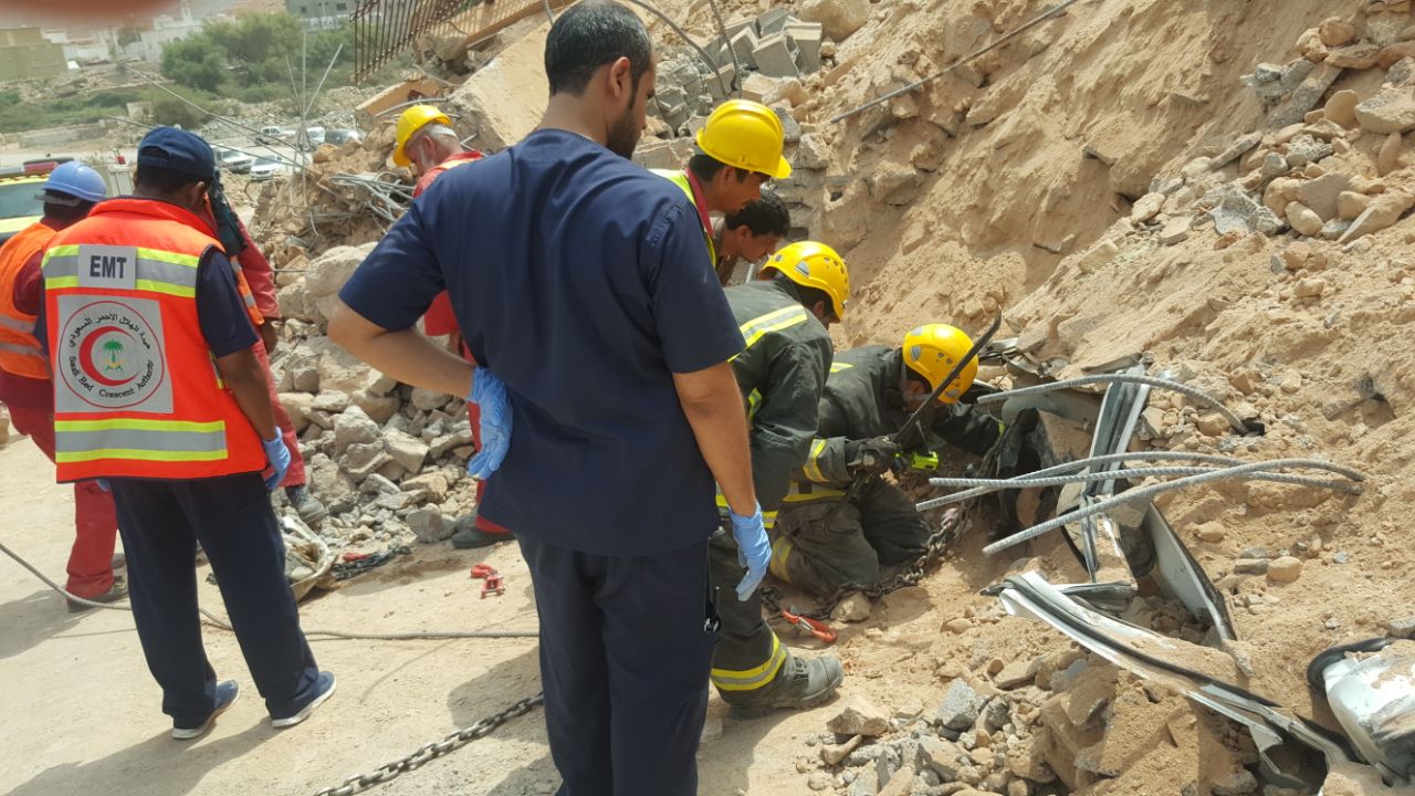 بالصور.. انهيار جدار خرساني يسحق مواطنًا داخل سيارته بالمجاردة