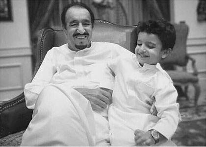 صورة عفوية لخادم الحرمين مع حفيده عبدالعزيز