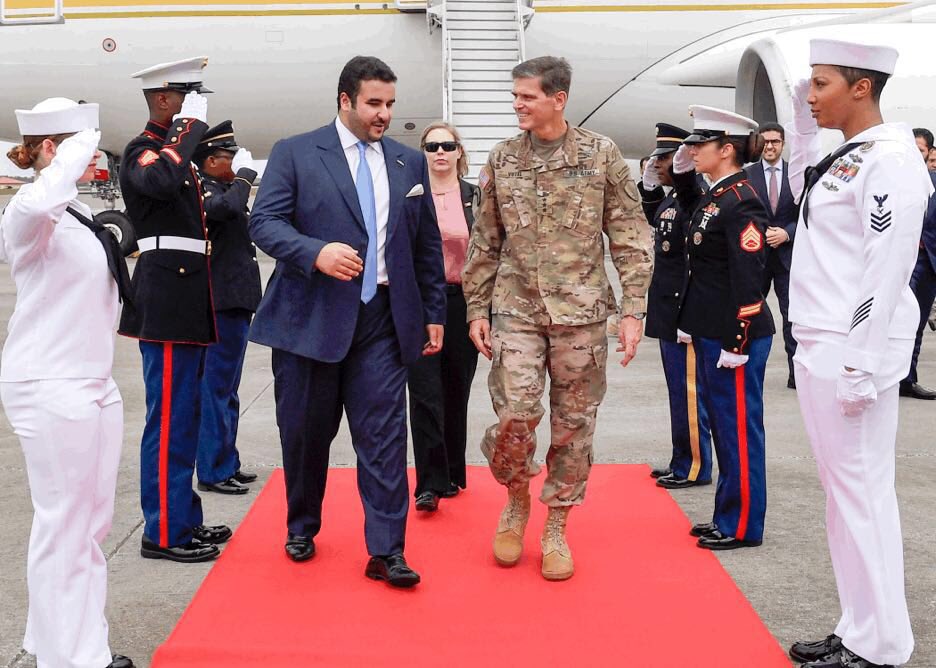 خالد بن سلمان يزور مقر القيادة المركزية الأميركية ويلتقي بالضباط السعوديين