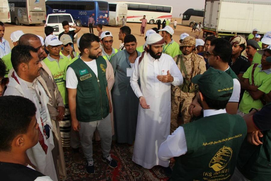 بالصور.. فريق مركز الملك سلمان للإغاثة يتفقد توزيع الوجبات الجافة على حجاج اليمن