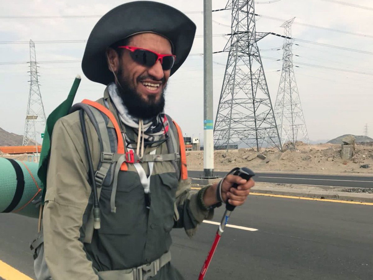 الرحالة عثمان الشاهين.. يقطع 450 كم على قدميه من بيشة إلى مكة للحج