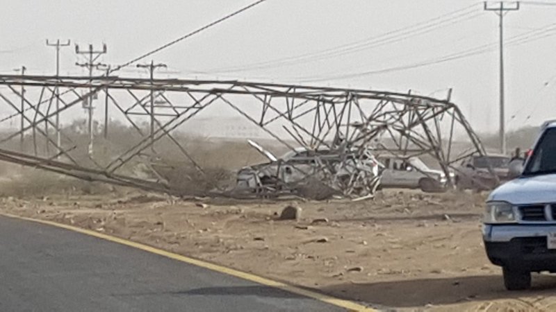 بالصور.. تصادم يسقط أبراج كهرباء ويقطع التيار بالقنفذة