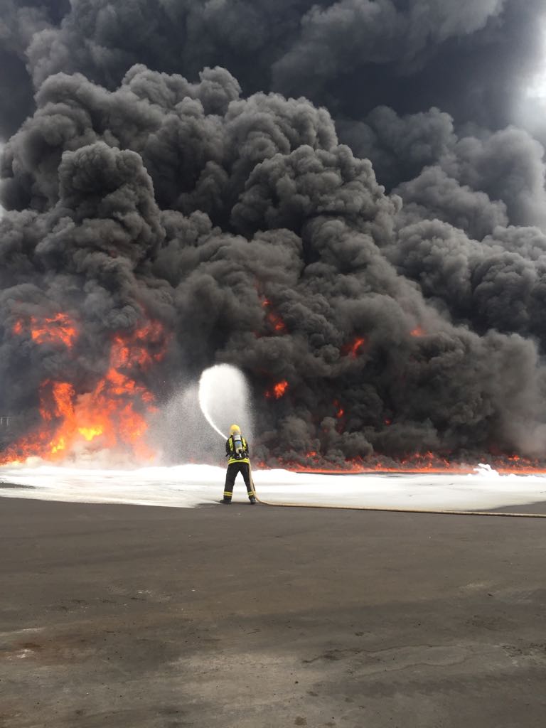 بالصور.. حريق خزان وقود بالمنطقة الصناعية في رابغ