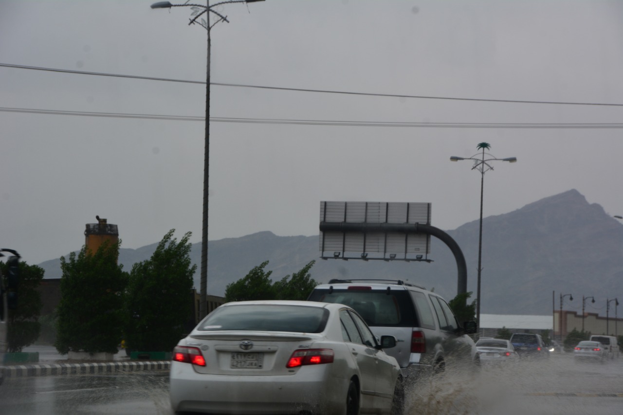 أمطار رعدية غزيرة وسيول وبرد على 4 مناطق