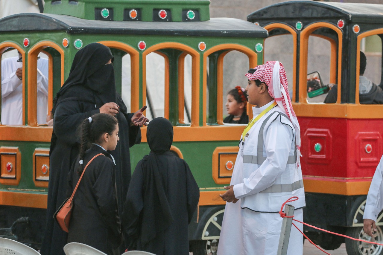 بالصور.. شباب يسردون قصة نجاحهم في مهرجان العسل الدولي بالباحة