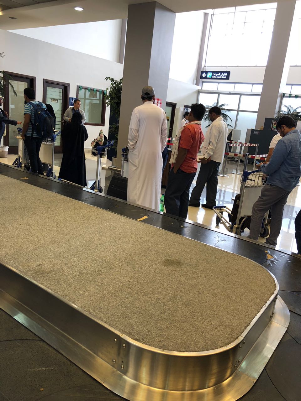بالصور.. تكدس المسافرين في مطار جازان بسبب سير العفش!