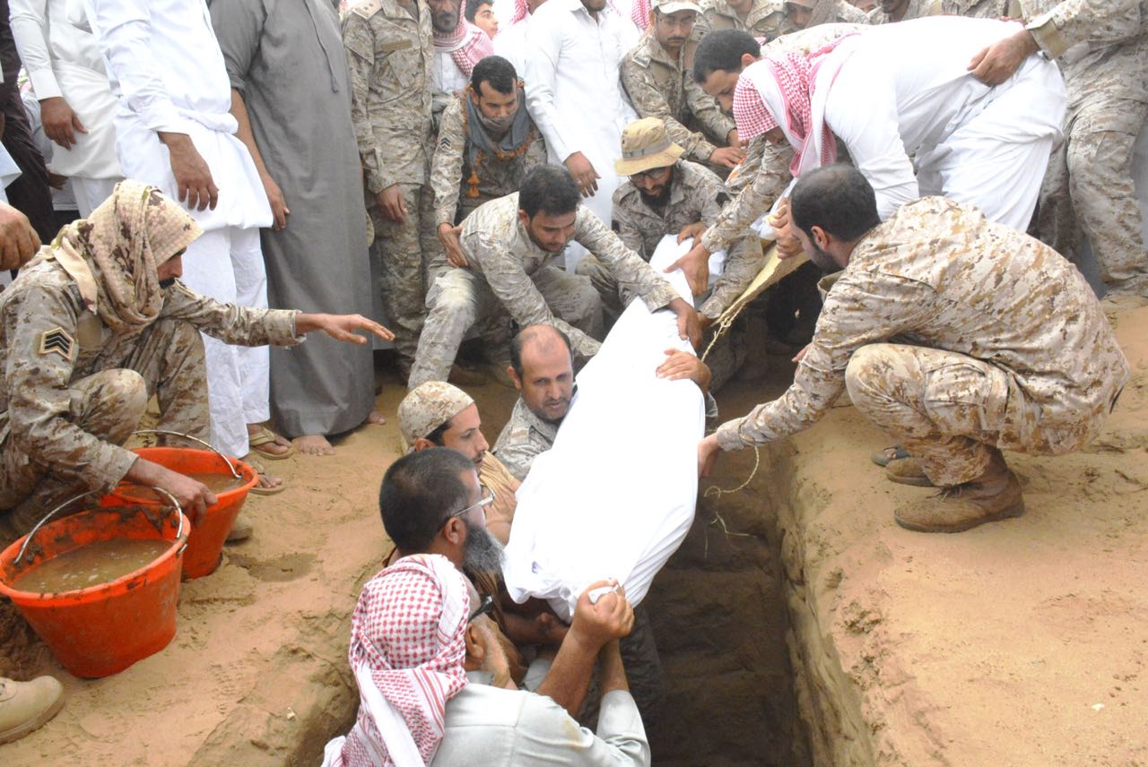 بالصور.. مشهد مهيب في تشييع جثمان الشهيد النجمي بالطوال