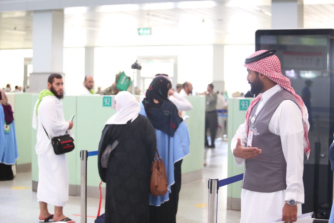 بالصور.. حياك يرحب بضيوف الرحمن في مطار الملك عبدالعزيز على طريقته الخاصة