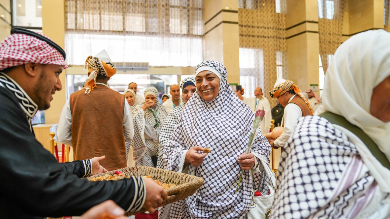 بألوان الغترة.. كوفية أبو عمار تزين حجاب ضيفات خادم الحرمين