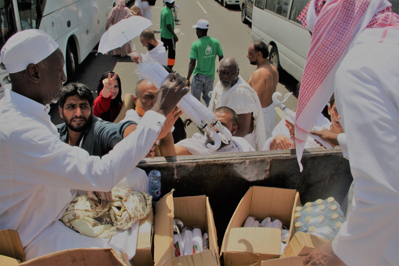 متطوعون يقدمون آلاف المظلات المجانية لحجاج بيت الله الحرام