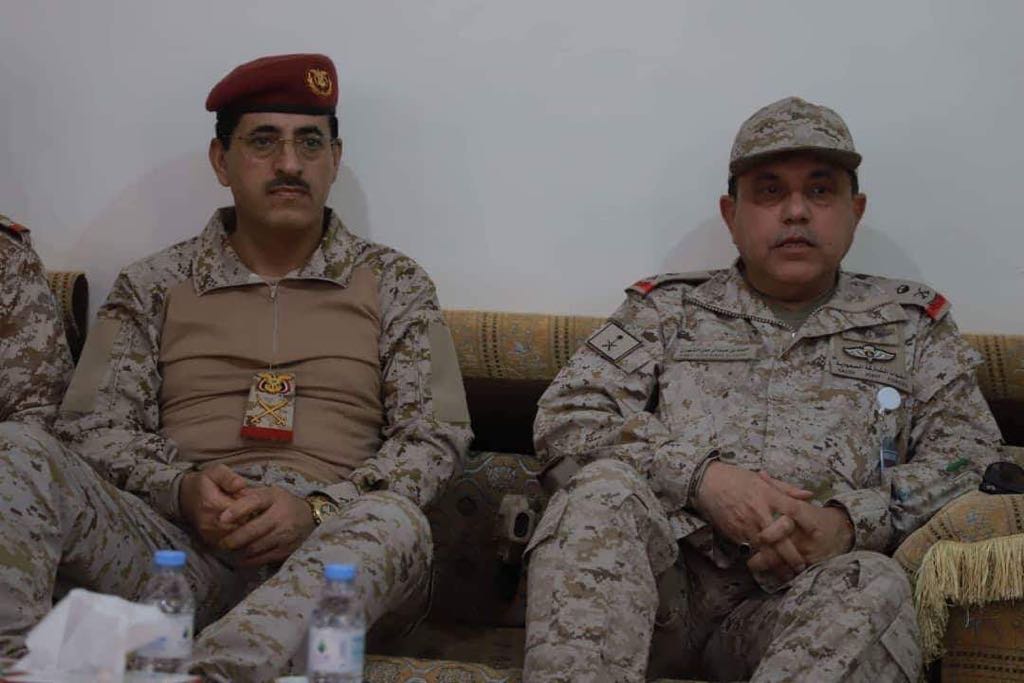 رئيس أركان الجيش اليمني يناقش مع اللواء الشهري آليات التنسيق لدحر الحوثي