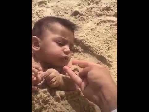 رجل يدفن رضيعاً في الرمال ويطعمه التراب