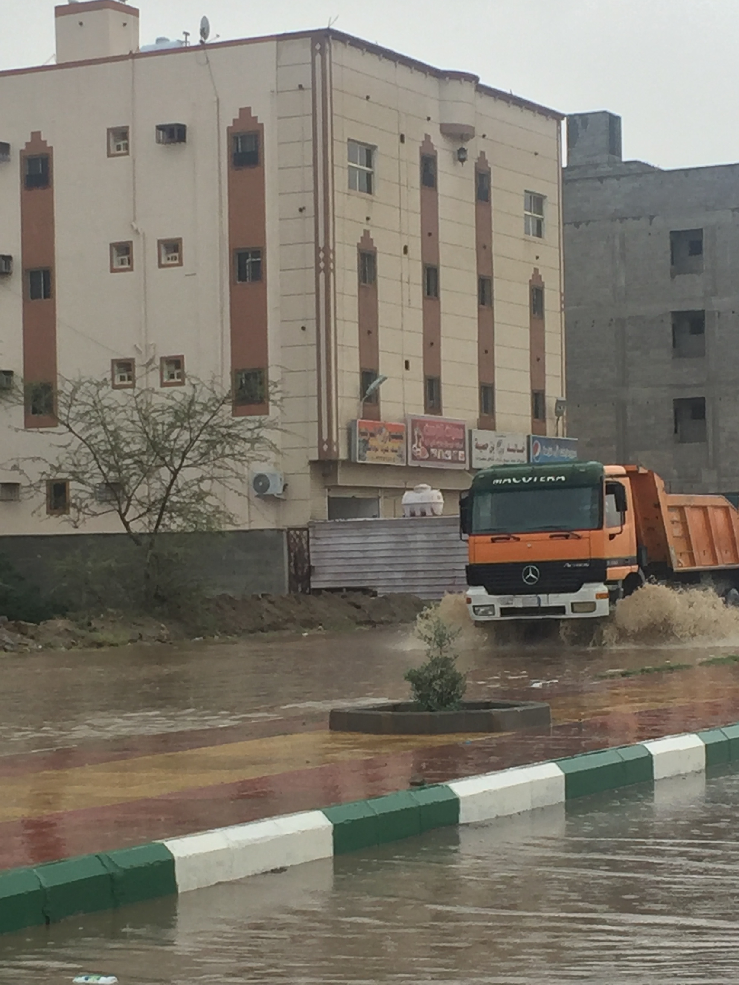 أمطار الخير تسيل أودية أحد رفيدة