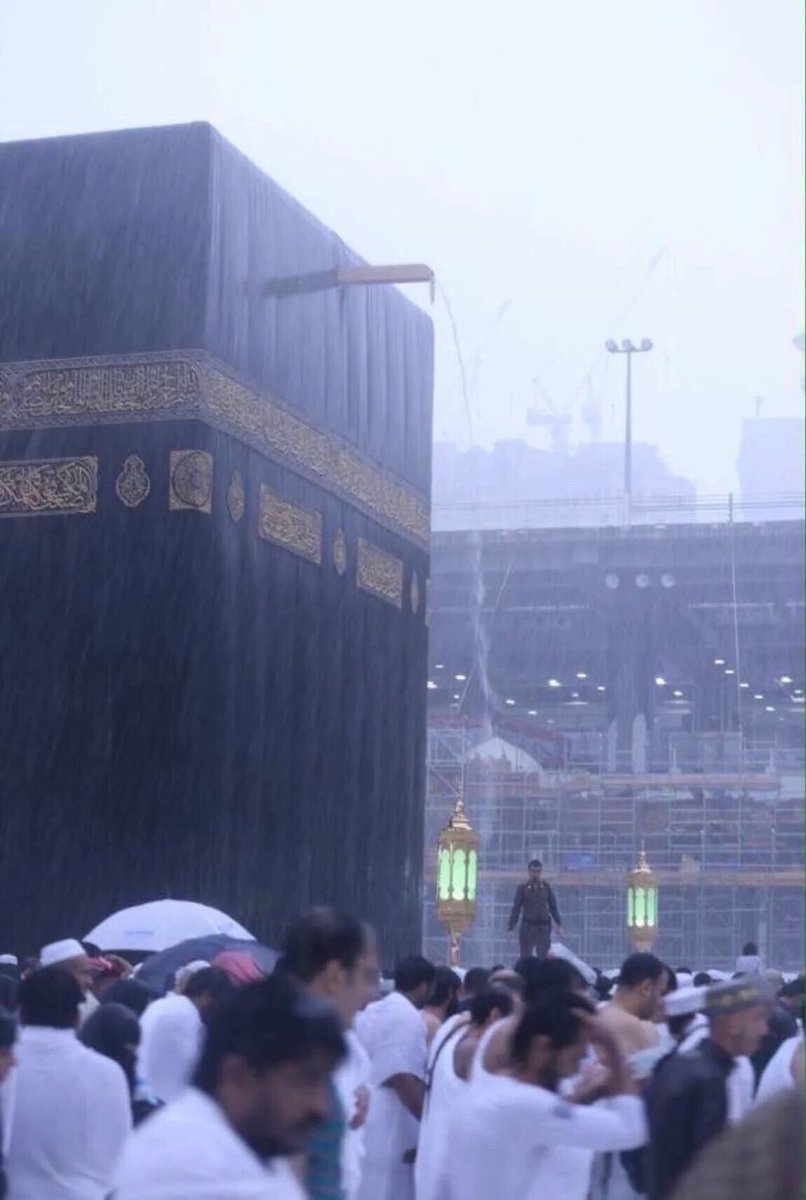 شاهد.. الأمطار تعانق مكة الآن .. قبلةُ الدُّنيا وعشقُ المتّقين
