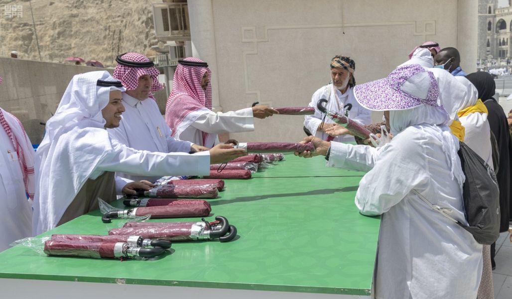 الإشراف الميداني بالمسجد الحرام توزع الهدايا على الحجاج