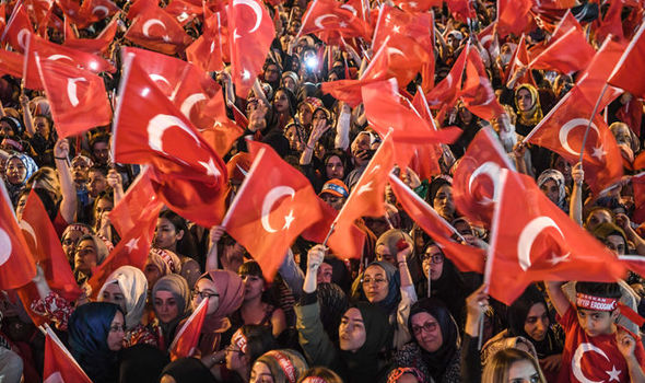 الانقسام يضرب تركيا.. وأردوغان يحارب طواحين الهواء