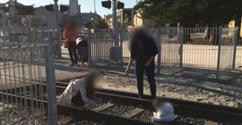 مشهد صادم.. أم تضع طفلها على قضبان قطار لالتقاط صورة - المواطن