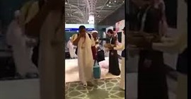 بالفيديو.. بكاء حاج لحظة وصوله إلى مطار المدينة المنورة
