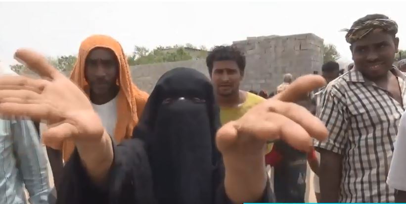 بالفيديو.. صرخة نازحة يمنية لدول التحالف: احسموا حرب الحديدة وأخرجِوا الحوثي