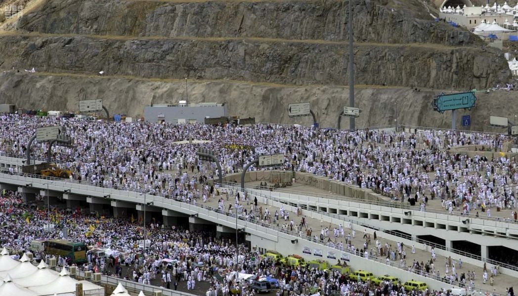 طوبى لمن بالركن قبَّل واستلم.. الحجاج يرمون الجمرات والمتعجلون يودعون البيت العتيق بالبكاء