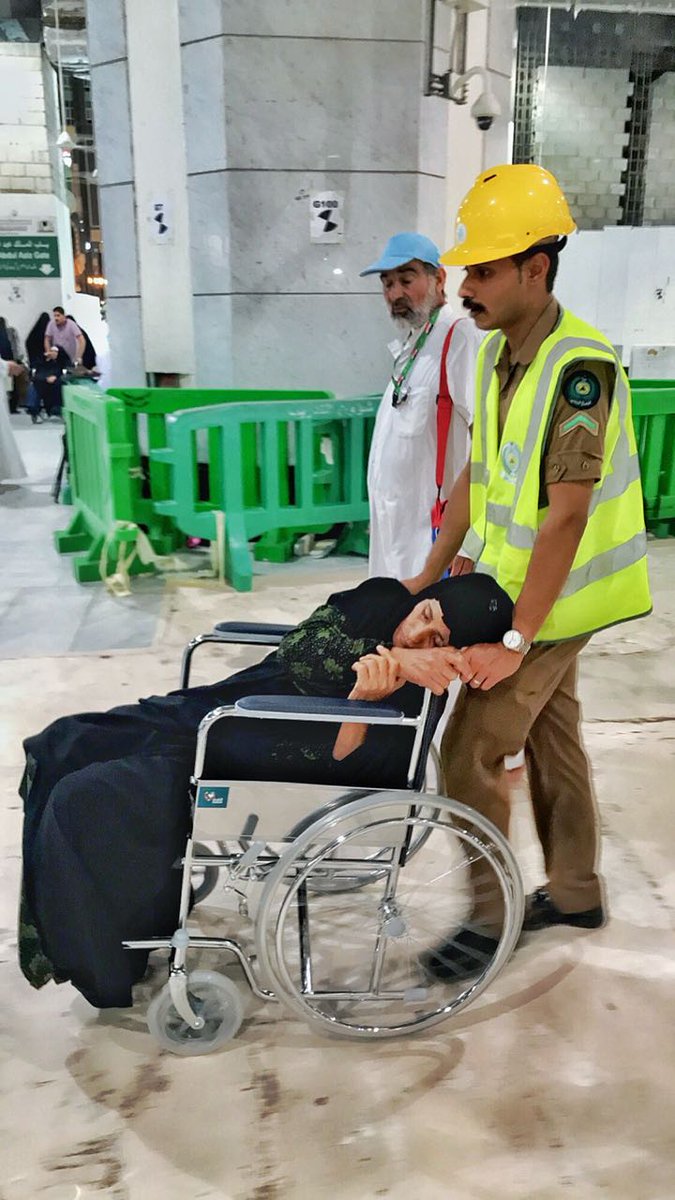 بالصور.. جهود المدني في مساعدة ضيوف الرحمن