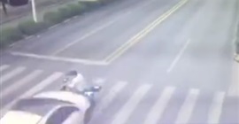 فيديو مروع.. سيارة تدهس سائق دراجة وتصطدم بأخرى