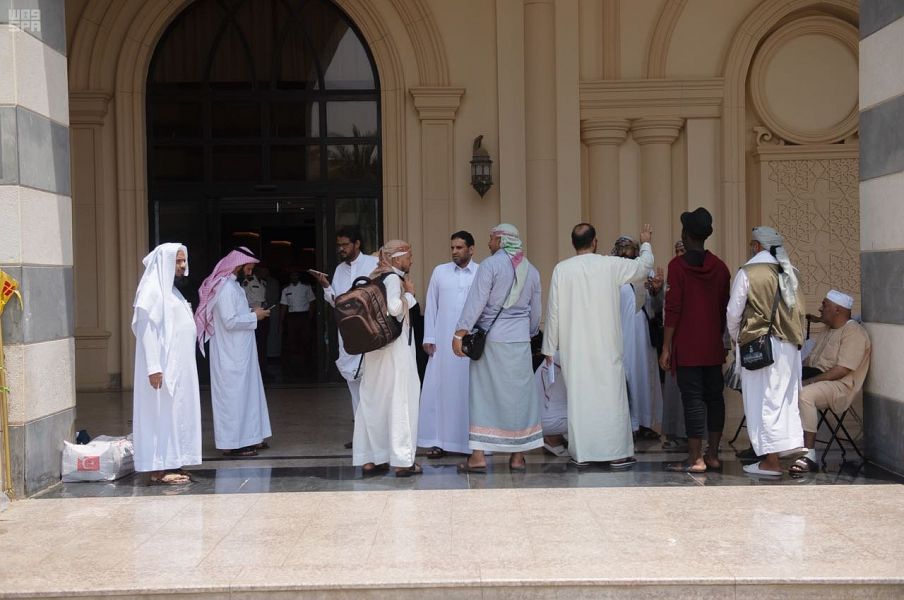 بالصور.. حجاج اليمن والسودان من ذوي الشهداء يودعون مكة إلى المدينة 