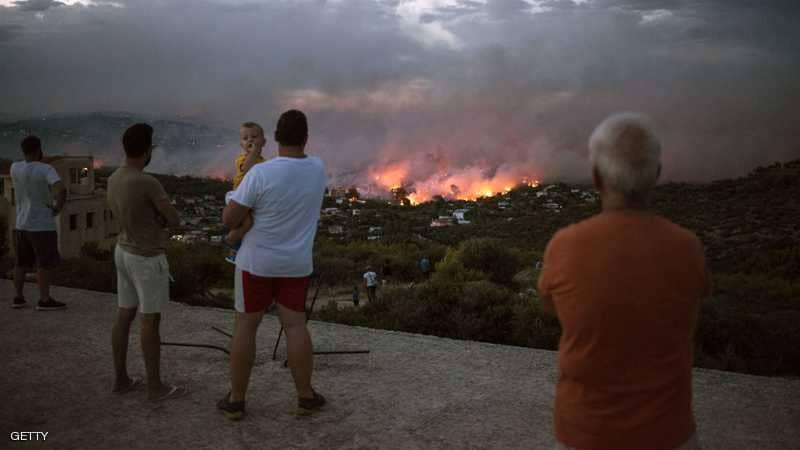 حريق هائل في اليونان يُخلي 500 شخص من قريتين