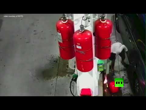 بالفيديو.. لحظة إحراق مجهول محطة وقود في نيويورك