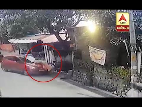 فيديو مروع.. سيارة تدهس امرأة تسير على جانب الطريق