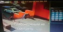 بالفيديو.. لحظة سقوط امرأة من الطابق الـ11 على شاب - المواطن