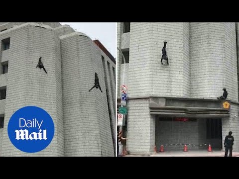 بالفيديو.. سقوط ضابط من قمة برج أثناء تدريبات لمكافحة الإرهاب