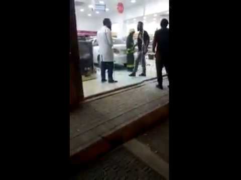 بالفيديو.. سيارة تقتحم صيدلية بالمجمعة وتحطم واجهتها