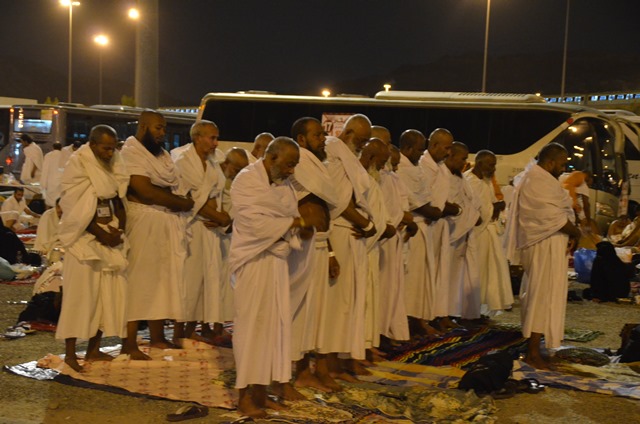 بالصور.. الحجاج يصلون المغرب والعشاء جمعًا وقصرًا في مزدلفة