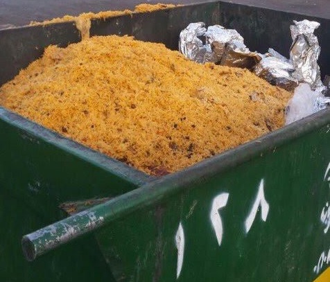 مقطع الأرز في حاوية النفايات يكشف مخالفات تقود لإغلاق مطعم بمكة