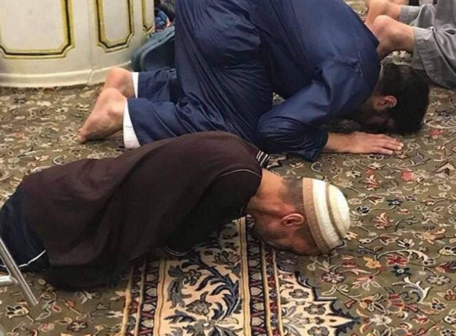 لم تمنعه أطرافه عن الصلاة.. صورة تعكس التحدي في الروضة الشريفة