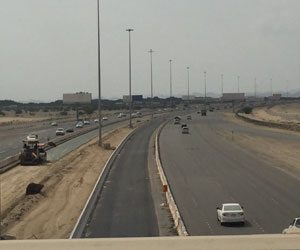 كثافة مرورية على طريق مكة – جدة السريع بعد اصطدام 3 مركبات