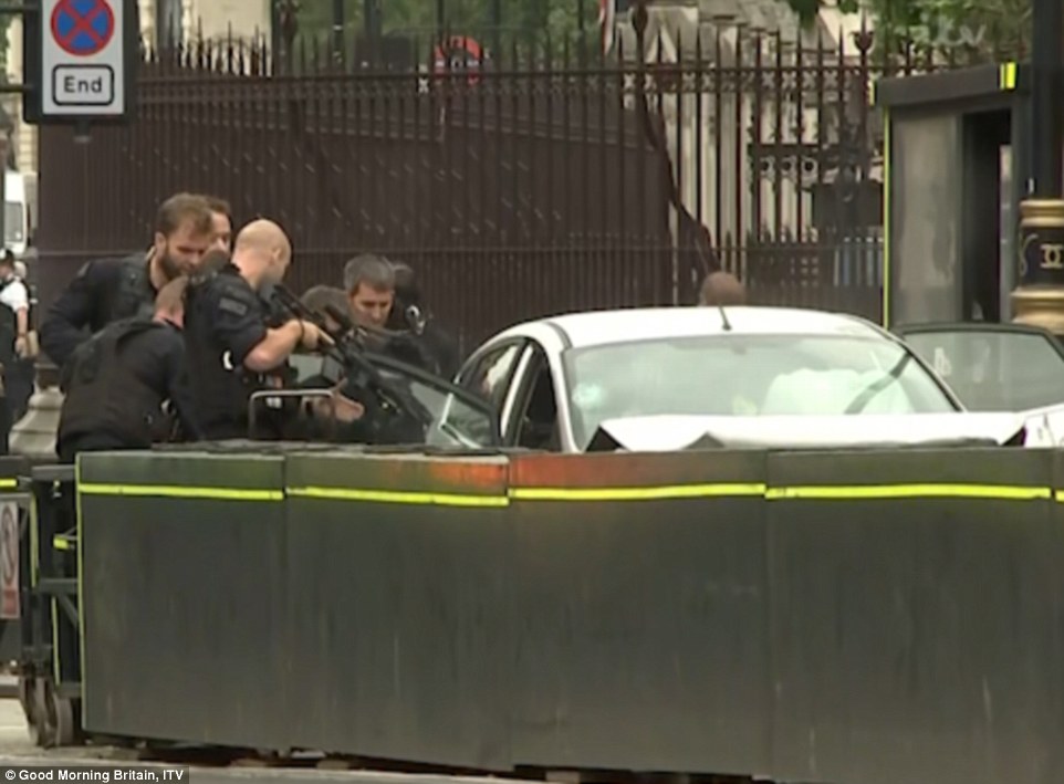 تفاصيل حادث الدهس قرب مبنى البرلمان في لندن