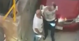 بالفيديو.. لحظة اعتداء لصوص على رجل بالضرب المبرح لسرقته