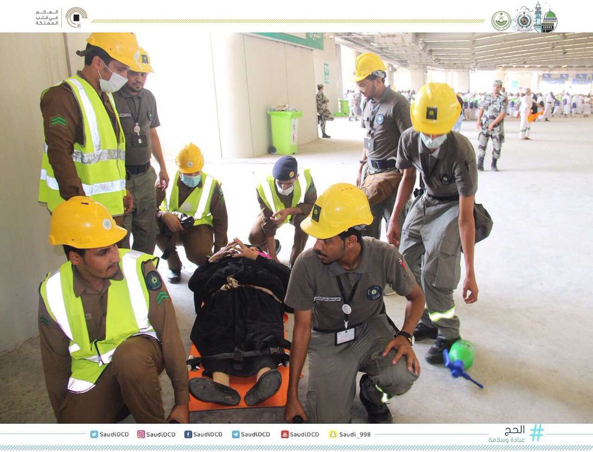 بالصور.. متطوعو المدني يخدمون ضيوف الرحمن في جسر الجمرات