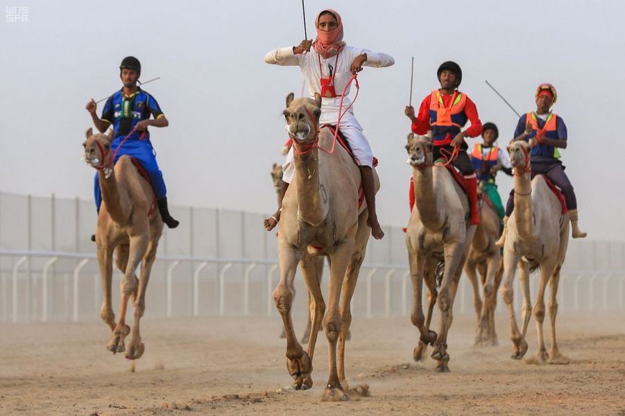 بالصور.. متعبة وشاهين يحصدان سيارات الماراثون لمهرجان ولي العهد للهجن