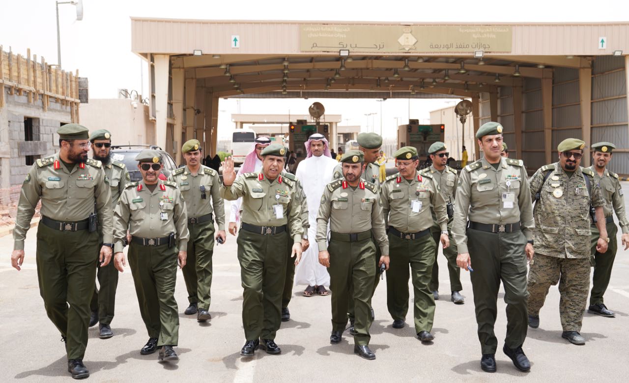 بالصور.. مدير عام الجوازات يقف ميدانيًا على خدمات منفذ الوديعة