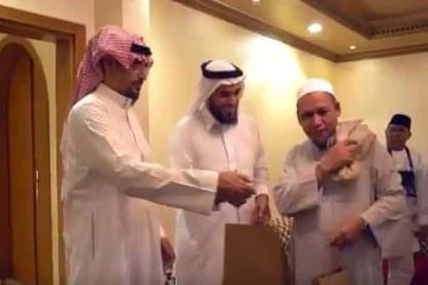 السلمي يفتح منزله في مكة لضيوف الرحمن.. شاهد كيف يستقبلهم؟