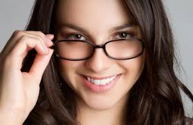 دراسة: مرتادو النظارات أكثر قدرة على العمل والإنتاج